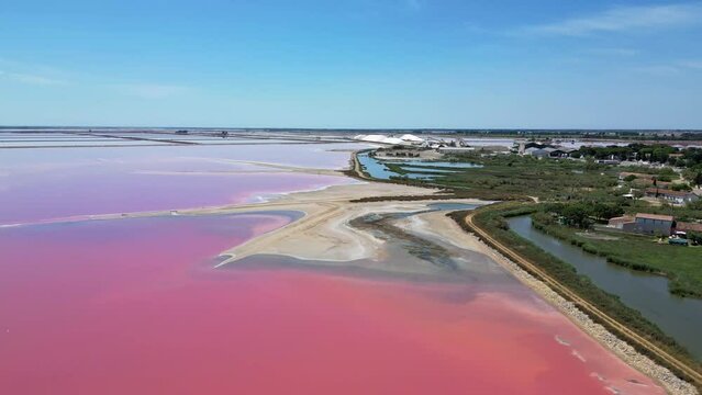 Aigues-Mortes, ville de camargue dans le sud de la France avec ses marais salants &agrave; proximit&eacute;