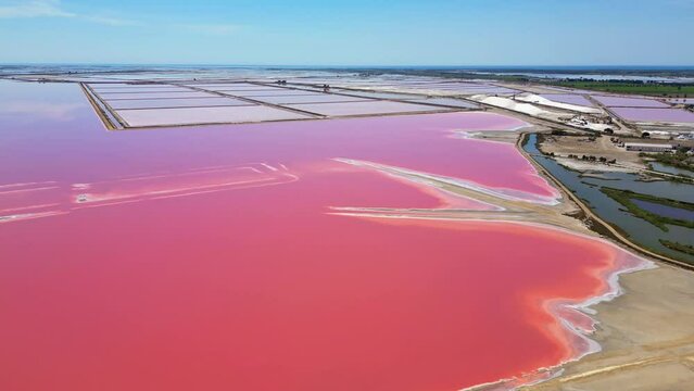 Aigues-Mortes, ville de camargue dans le sud de la France avec ses marais salants &agrave; proximit&eacute;