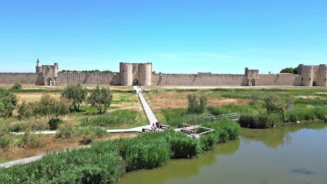 Aigues-Mortes, ville de camargue dans le sud de la France avec ses marais salants &agrave; proximit&eacute;