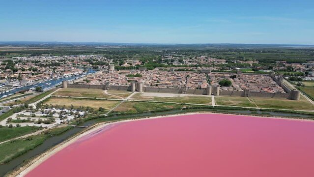 Aigues-Mortes, ville de camargue dans le sud de la France avec ses marais salants &agrave; proximit&eacute;