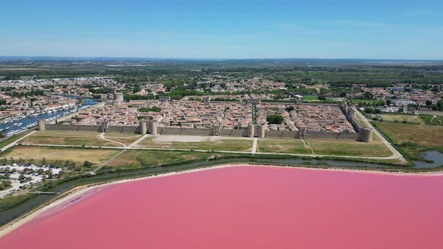 Aigues-Mortes, ville de camargue dans le sud de la France avec ses marais salants &agrave; proximit&eacute;