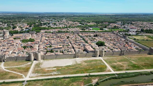 Aigues-Mortes, ville de camargue dans le sud de la France avec ses marais salants &agrave; proximit&eacute;