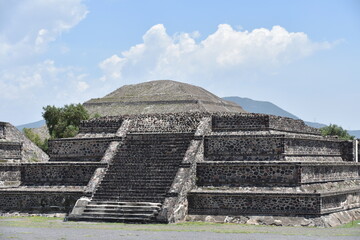 Fototapeta na wymiar Semi-Pyramidal Platform in Foreground with Pyramid of the Sun God in Background, Toetihuacan, Mexico
