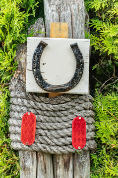 Decorative Pole With Horse Shoe Near Summer Cottage Along Pike Bay At Lake Huron, Ontario, Canada. Seasonal Vacation Rent And Personal Leisure. Tourist Destination.