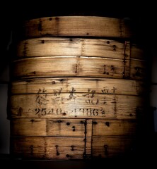 Entre fleurs et montagnes, les prairies de tournesols s'élèvent au soleil avec sa faune...