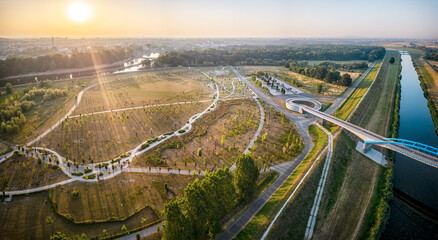 park 800-lecia miasta Opola i most im. Joachima Halupczoka nad Kanałem Ulgi w Opolu w widoku z drona - obrazy, fototapety, plakaty