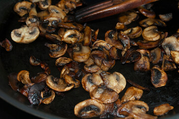 close up of grilled mushrooms on a pan