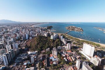 Imagem aérea da cidade de Vitória, mostrando a ponte, o centro, a Reta da Penha, Enseada do Suá,...
