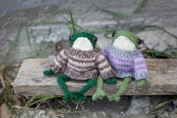 Knitted frogs - toys sits