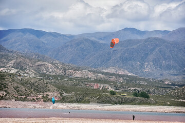 HACIENDO KITESURF O KITEBOARDING EN MENDOZA. HORIZONTAL COLOR.