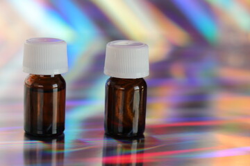 Botellitas de vitamina C en un fondo plateado