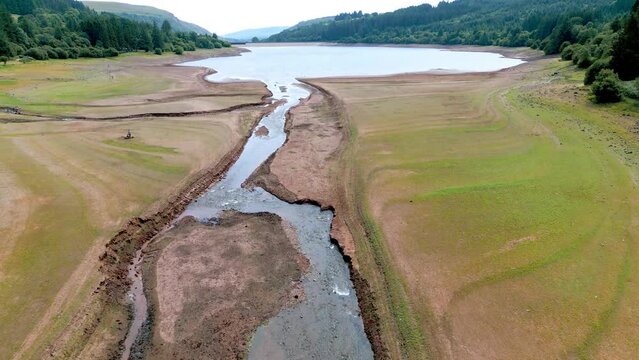 Very low water levels at a reservoir during a UK heatwave
