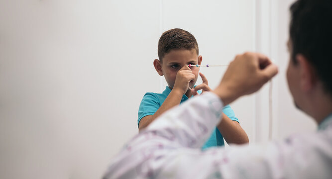 An ophthalmologist used a brock cord to maintain vision in a child's eyes. Eye vision therapy.