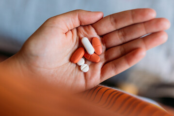 Pessoa segurando comprimidos