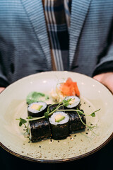 talerz z sushi hosomaki