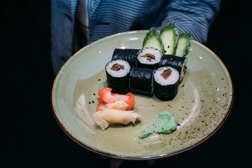 hosomaki na talerzu