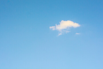 un petit nuage dans le ciel bleu