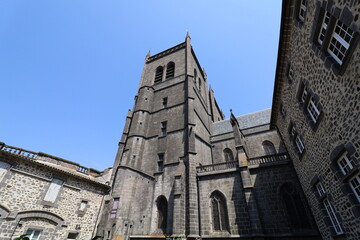 Fototapeta na wymiar La cathédrale Saint Pierre, vue de l'extérieur, ville de Saint Flour, département du Cantal, France