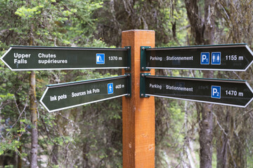 Directional sign in Johnston Canyon, shows hikes distances to Upper Falls and the parking lot