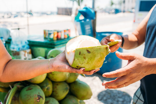 Comprando Coco Na Praia