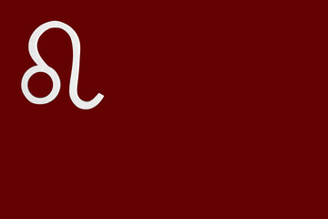 Imagen ilustrativa del símbolo zodiacal de Leo sobre fondo rojo y espacio para texto y publicidad. Astrología, signos de fuego: Leo