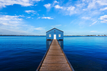 Charming blue boathouse at the end of a pier in Crawley, Western Australia - obrazy, fototapety, plakaty
