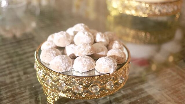Dulce polvorado de azucar en evento de boda, toma de video en dettale del buffet. video cerrado HD