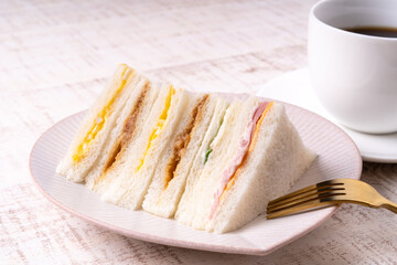 サンドイッチとコーヒー