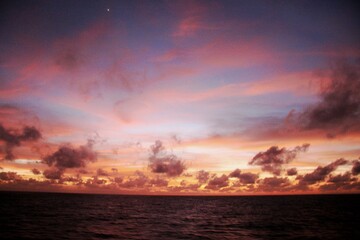 Sonnenaufgang über dem Ozean