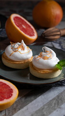 Taretellete with grapefruit and merengue