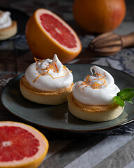 Tartellete with grapefruit and merengue