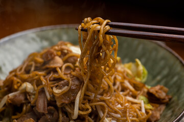 ソース焼きそばを箸で持ち上げる