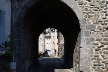 Rue typique, ville de Saint Flour, département du Cantal, France