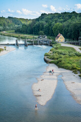 Blick auf badende Menschen an der Isar von der Großhesseloher Brücke in München im Sommer