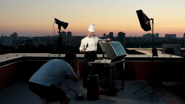 Wide angle: photographing a chef on the rooftop of the house during a barbecue. Photograph Backstage.