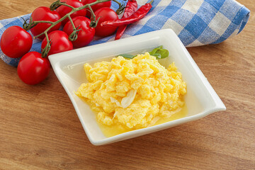 Scrambledd egg in the bowl
