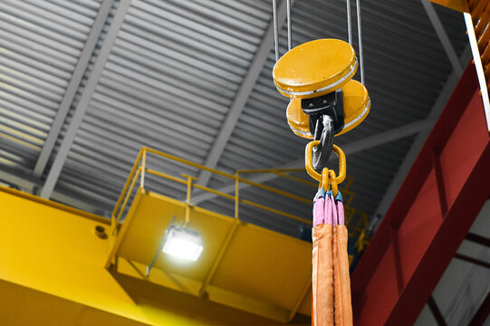 Hook assembly with rigging and strops of moving crane