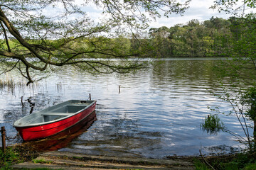 Obraz premium Seascape with a red rowing boat