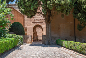Obraz na płótnie Canvas Puerta, patio y jardines dentro del recinto de la Alhambra de Granada, España