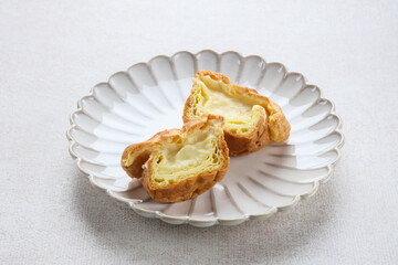 Vanilla Soes Cakes ( Sus Vla ), A traditional French choux dough filled with custard.
