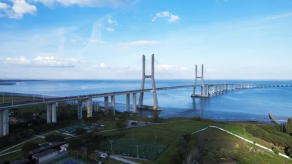 Crédence de cuisine en verre imprimé Pont Vasco da Gama Vue aérienne du pont Vasco da Gama est un pont à haubans situé dans la ville de Lisbonne au Portugal et traverse le Tage. C& 39 est le deuxième pont le plus long d& 39 Europe.