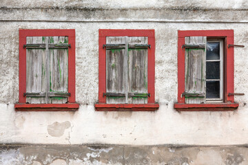 Fototapeta na wymiar Drei Fenster, Hausfassade, Fensterläden,