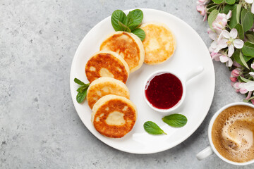 Cottage pancakes with jam
