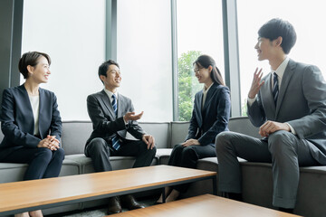 談笑するビジネスマン