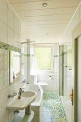 Kleines schmales Bad mit Badewanne in Wohnung