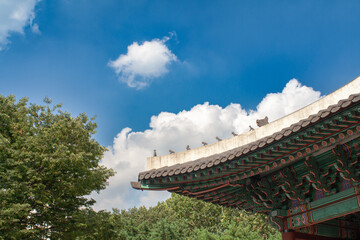 Obraz premium Korean traditional hanok roof architecture