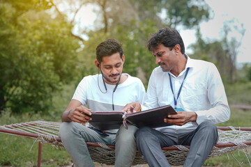 Obraz premium India bank officer completing paper work with youngster at home