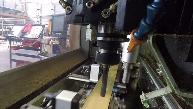 Fresatrice per la lavorazione dei metalli. Foratura dell'acciaio, rallentatore. 