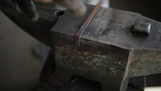 Martello che lavora su un ferro caldo