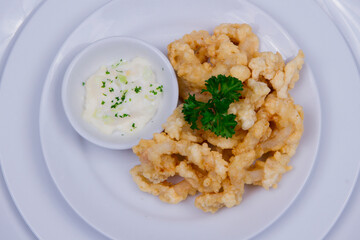 Breaded fried chicken served with sauce